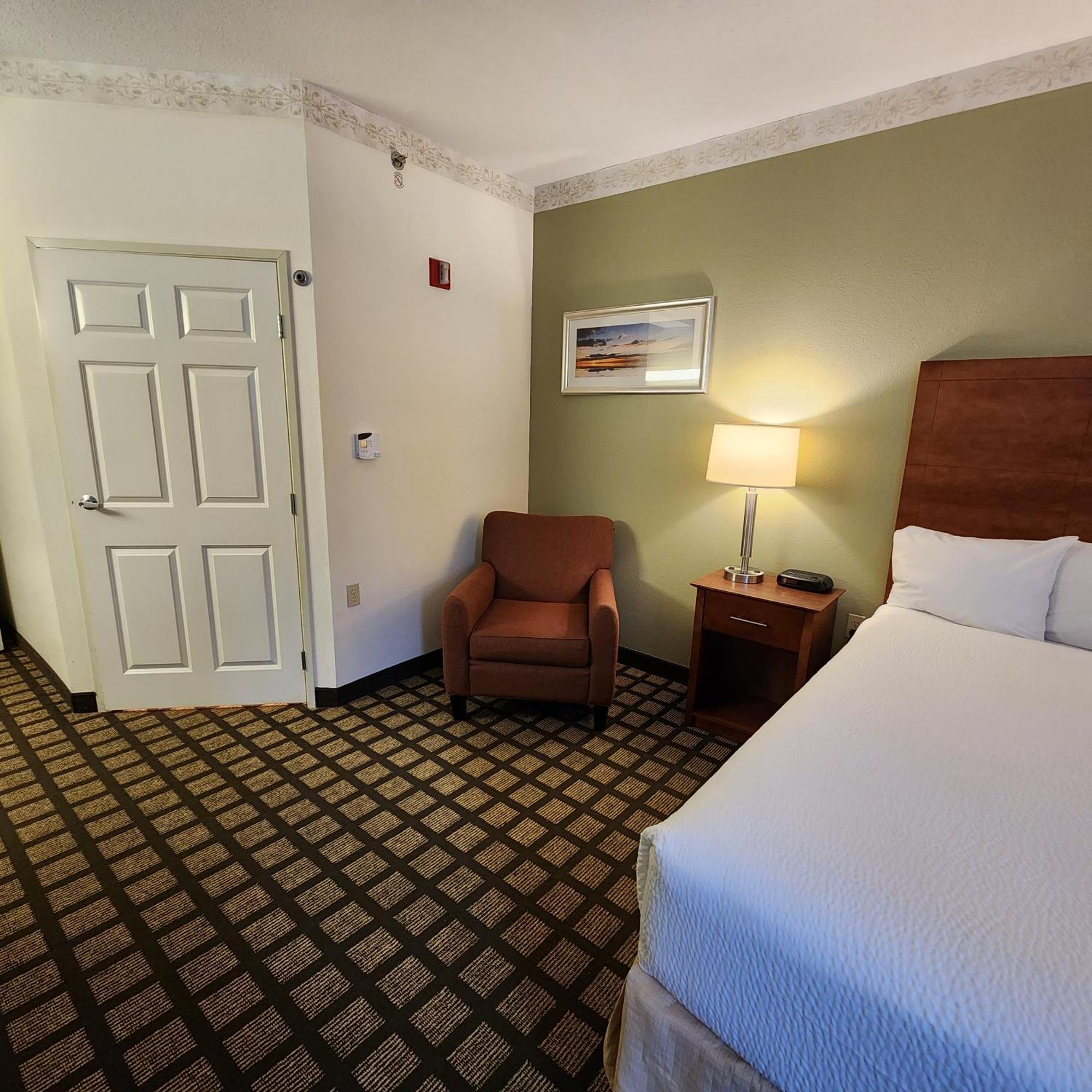 Baymont By Wyndham Mackinaw City Exterior photo